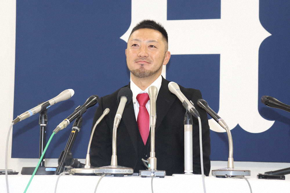 【画像・写真】広島残留を決断して記者会見を行う菊池涼