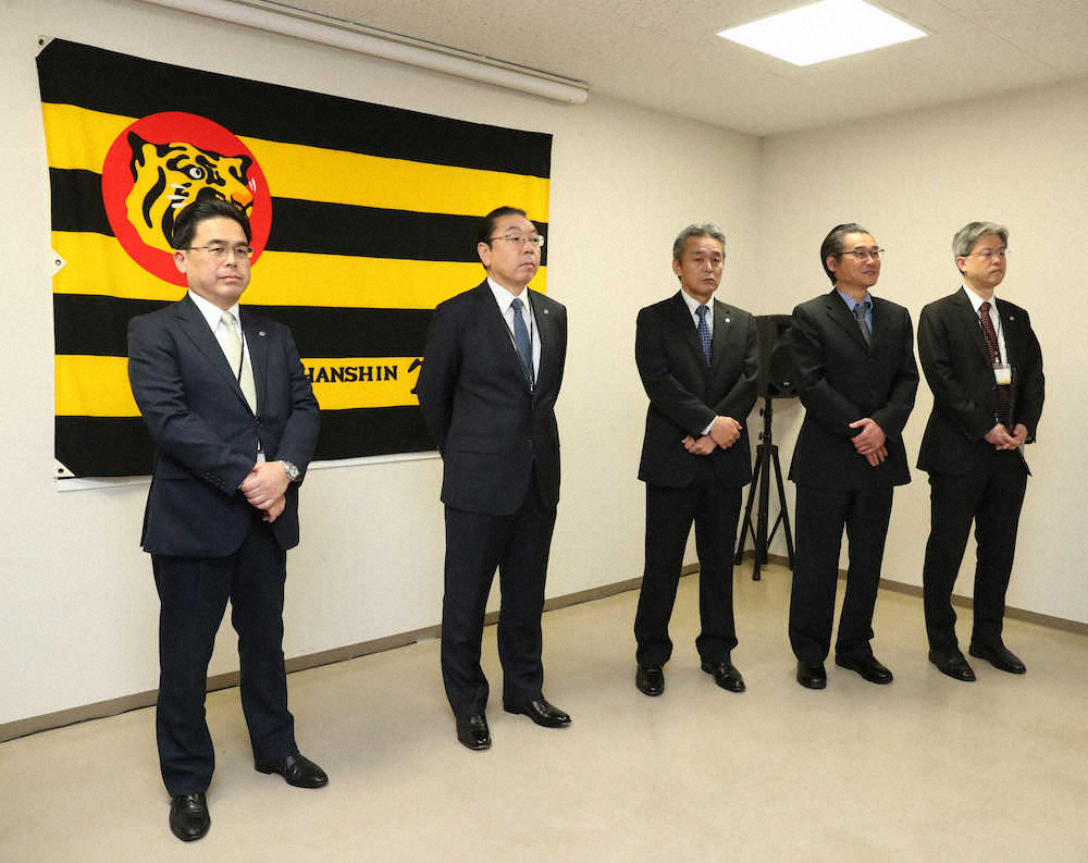 【画像・写真】仕事納めの挨拶をする（左から）谷本球団本部長、揚塩球団社長ら（撮影・平嶋　理子）　　　　　
