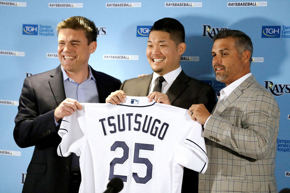 【画像・写真】レイズの入団記者会見で笑顔の筒香。右はキャッシュ監督、左はニアンダーGM（AP）