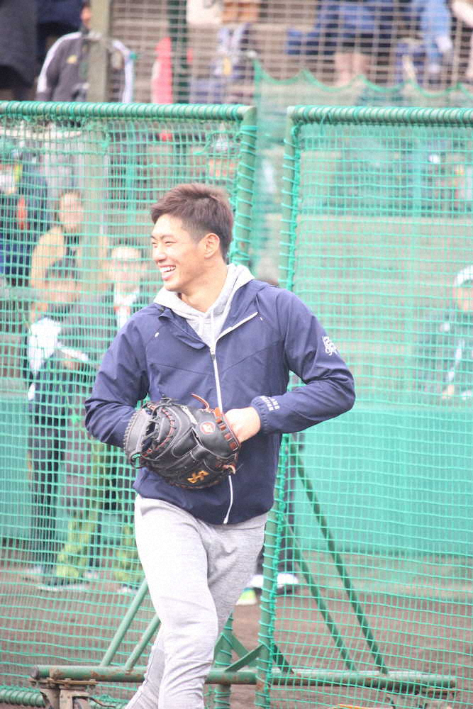 【画像・写真】母校の広陵高で開かれたOBプロ野球選手による野球教室に参加し、来季の1軍初昇格を誓った広島・中村奨