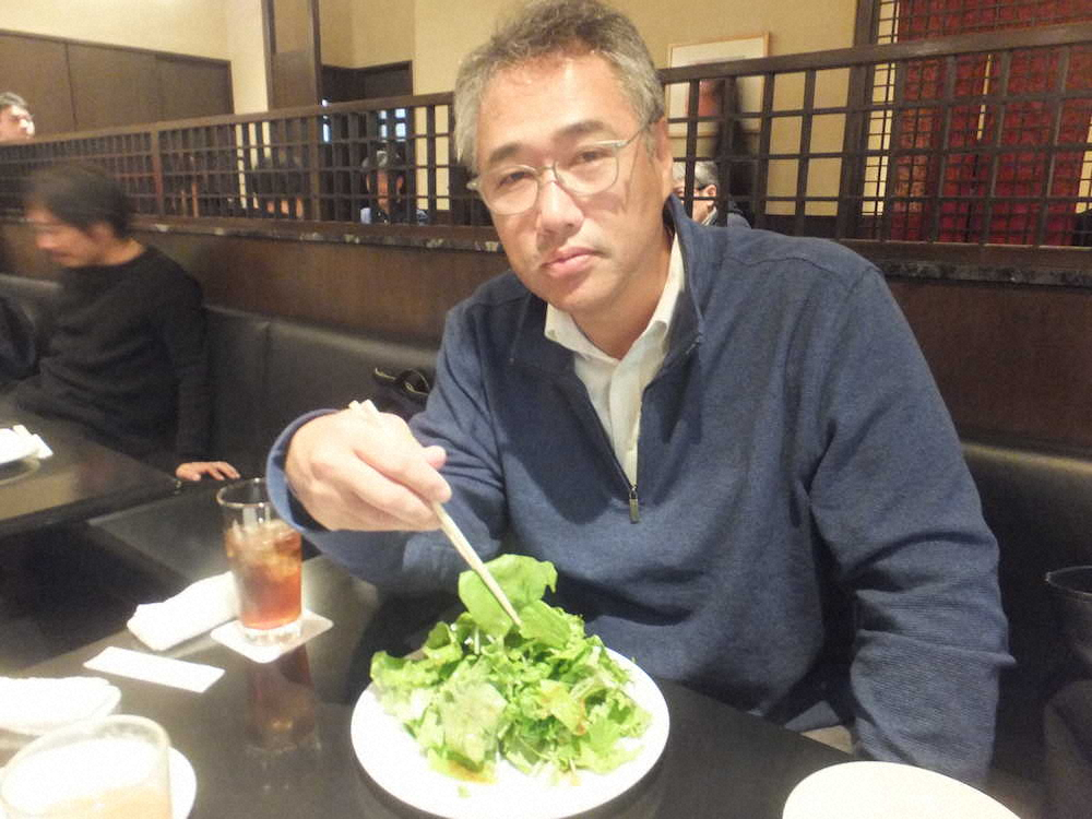 都内の鉄板焼き店でサラダを食べる日本ハム・木田投手コーチ