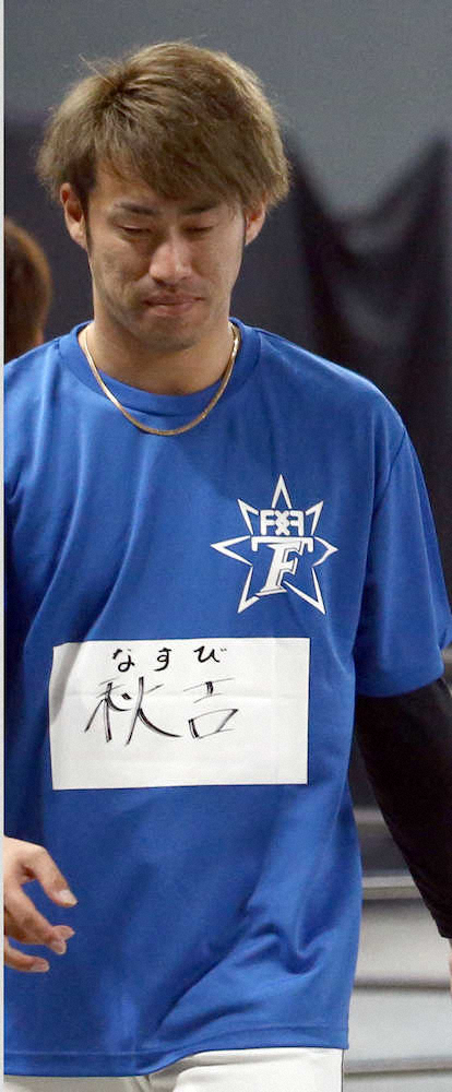 11月24日のファンフェスティバルで、秋吉は名前のゼッケンに「なすび」と記入していた（撮影・高橋茂夫）