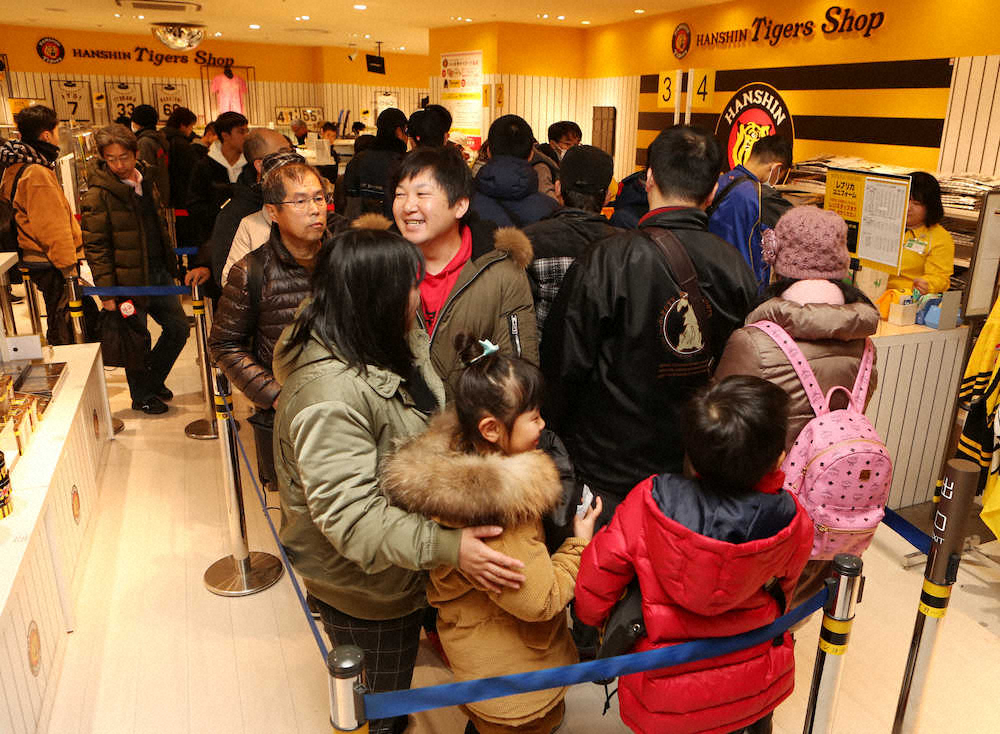 【画像・写真】“3泊”する虎党も…タイガース福袋に600人行列