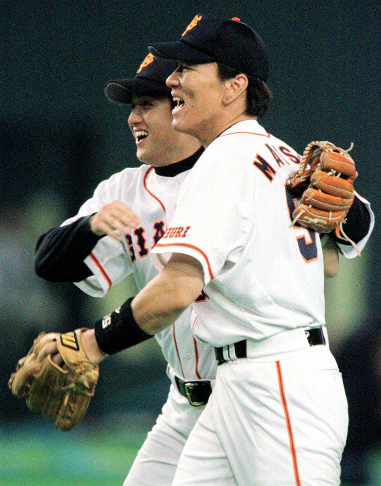 2000年10月、日本シリーズでダイエーを下して日本一となり、抱き合って喜ぶ松井（右）と高橋