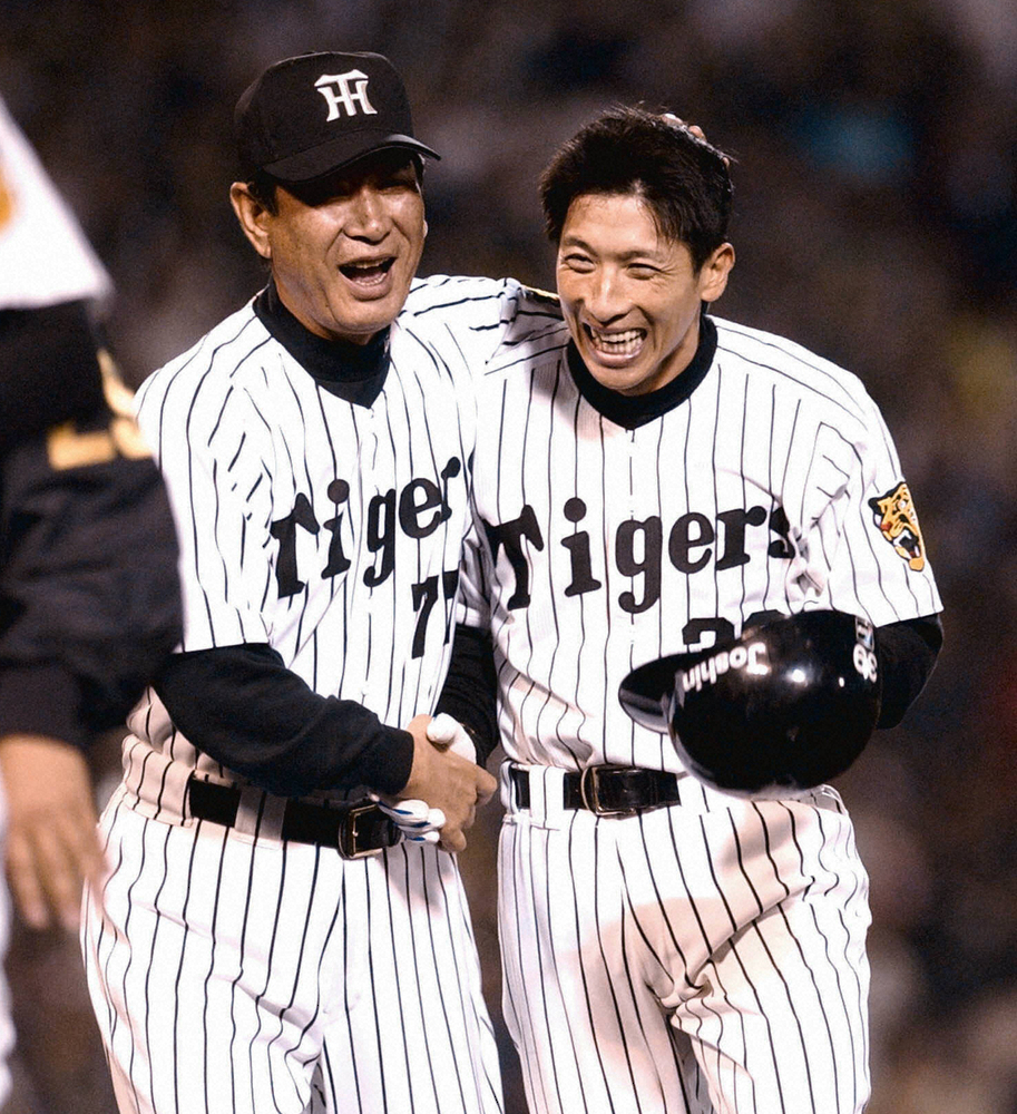 03年6月17日、サヨナラ三塁打を放った矢野（右）を笑顔位で迎える星野監督
