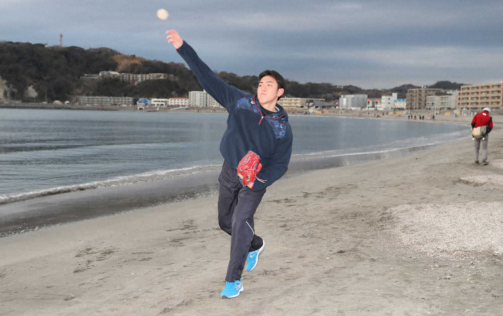 逗子海岸の砂浜でキャッチボールを行う小川一平（撮影・岩崎　哲也）