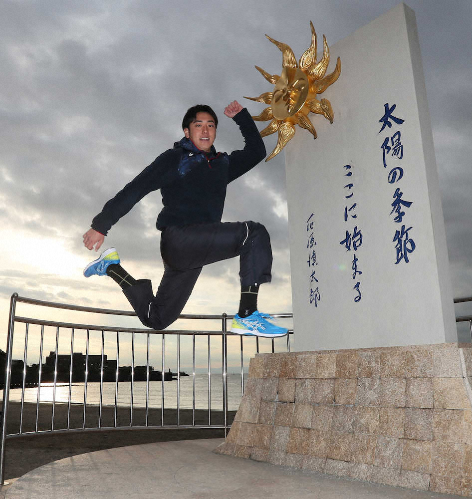 小川一平は逗子海岸の太陽の季節碑の前で卍ジャンプを決める（撮影・岩崎　哲也）