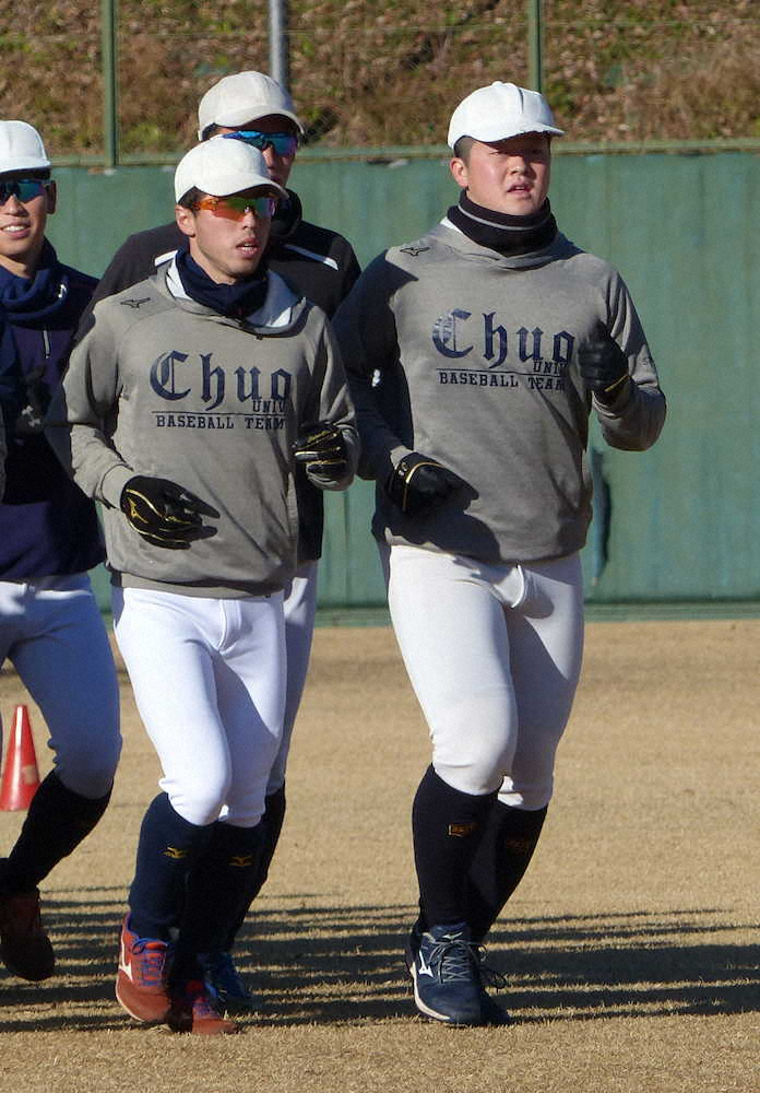 【画像・写真】ランニングの先頭を走る中大のドラフト候補・牧（右）と五十幡（左）