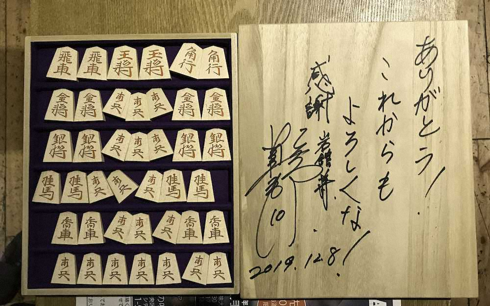 巨人・阿部2軍監督が個人マネジャーの岩舘善広氏にプレゼントした将棋の駒。ケースにはメッセージとサイン