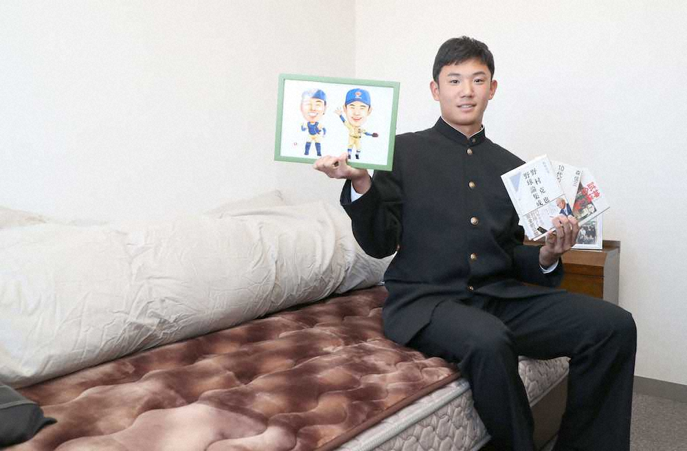 【画像・写真】ヤクルトドラ1奥川「いよいよ始まる」山下名誉監督から贈られた本とともに入寮　