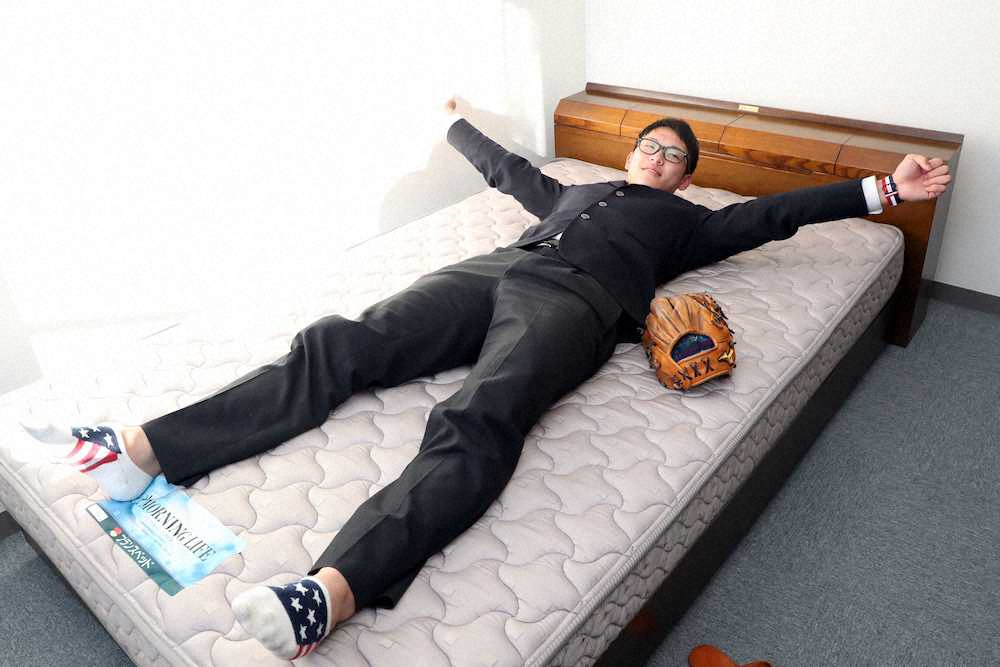 【画像・写真】ヤクルトドラ6　武岡、14時間かけ遠路はるばる入寮「ちょっと腰が痛いです」