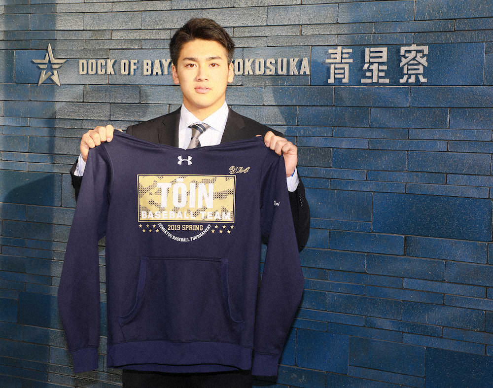 【画像・写真】DeNAドラ1森が入寮「不安というよりはワクワク」、先輩由伸氏贈呈のパーカー持参