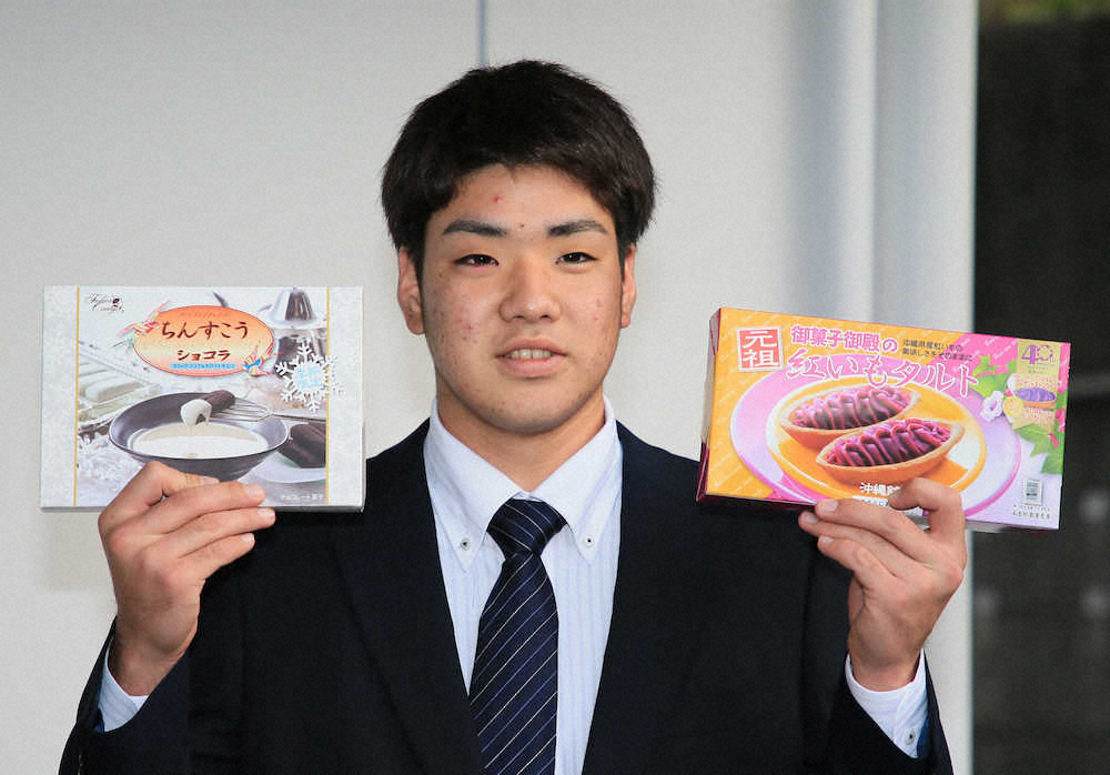 【画像・写真】西武ルーキーが入寮　ドラ7上間、沖縄銘菓持参も体調管理意識「食べるのは1日1個」