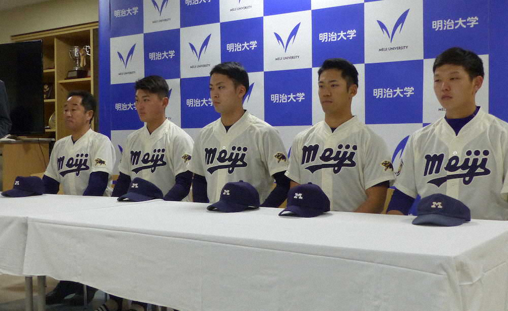 明大新体制会見に出席した（写真左から）田中武宏新監督、公家主将、副将の入江、市岡、清水