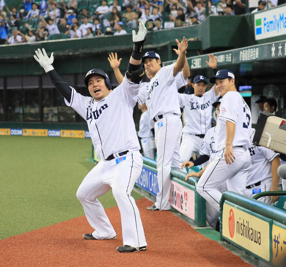 【画像・写真】巨人・丸　ポーズとダンスで右中間の輪！新加入パーラはシャークダンスが代名詞