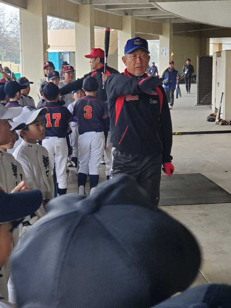 【画像・写真】西武・辻監督　秋山にエール　背番号「4」には「似合わないよなあ」