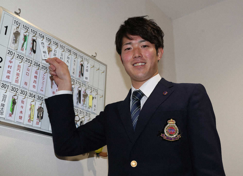 【画像・写真】広島ドラ1森下　特大抱き枕持参で入寮「普段寝るときは枕3つ…」