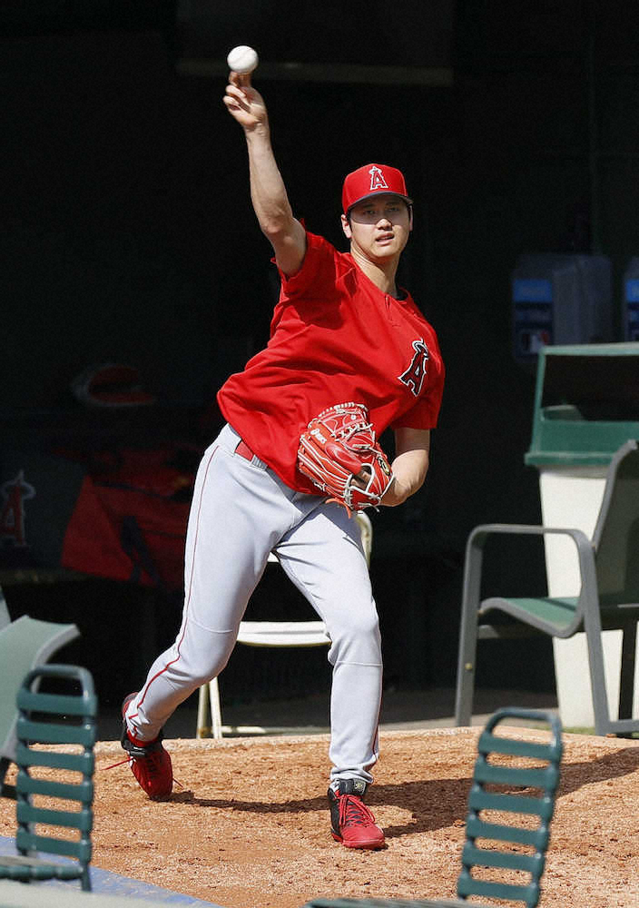 【画像・写真】ブルペンで投球練習するエンゼルス・大谷