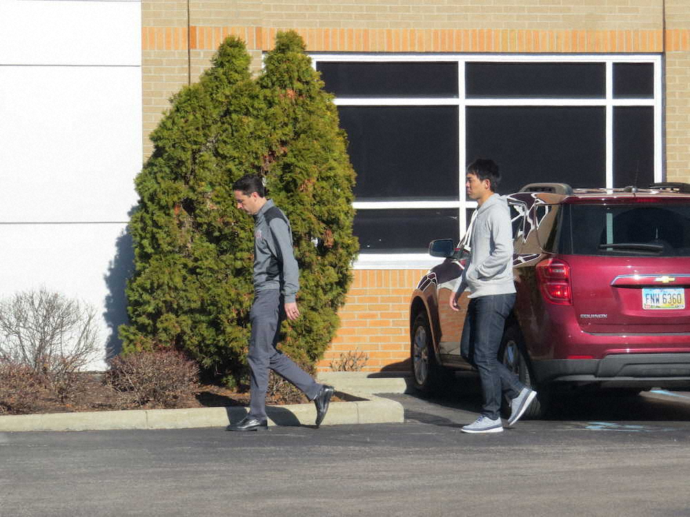 【画像・写真】シンシナティ市内の病院でメディカルチェックを受けたレッズ・秋山（右）