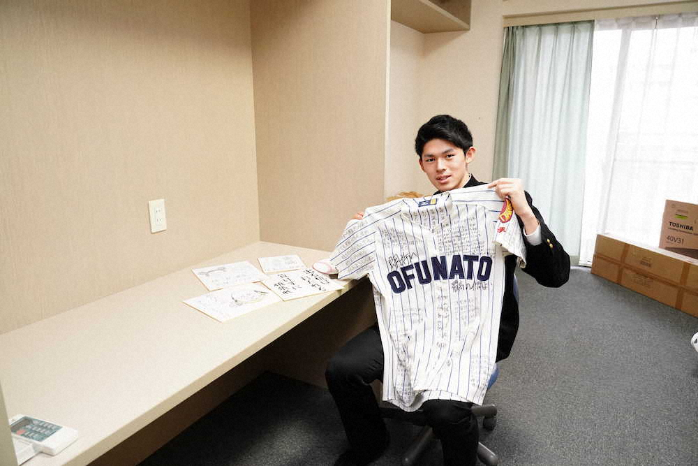 【画像・写真】ロッテドラ1佐々木朗希、寄せ書き入りユニ持参で入寮「思う存分野球ができるのが楽しみ」