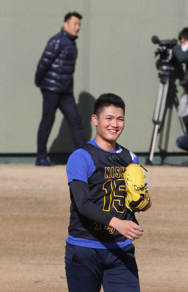 【画像・写真】山本昌臨時コーチが視察する中、笑顔で自主トレをおこなう西純矢（撮影・大森　寛明）