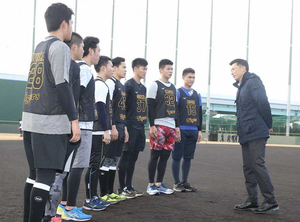 【画像・写真】矢野監督の話を聞く阪神新入団選手たち