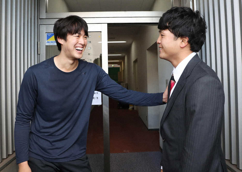 【画像・写真】入寮し、仙台育英高校時代の1学年先輩の梅津（左）にあいさつするドラフト4位・郡司（撮影・椎名　航）