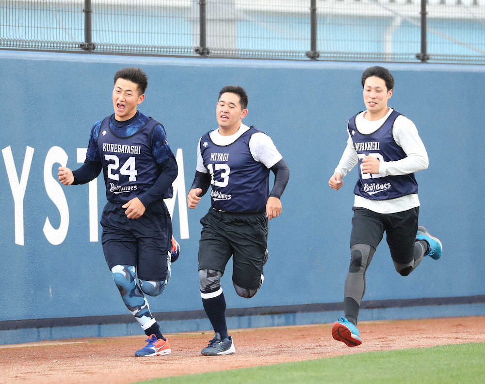 【画像・写真】必死の形相で外野走をこなす（左から）ドラフト2位・紅林弘太郎、1位・宮城大弥、3位・村西良太（撮影・井垣　忠夫）