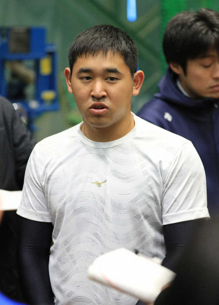 【画像・写真】囲み取材を受けるドラフト1位・宮城大弥（撮影・井垣　忠夫）