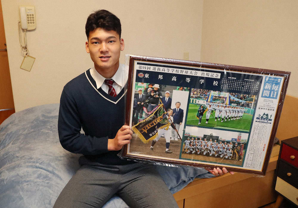 【画像・写真】センバツ優勝のパネルを寮に持ち込んだ石川昂（撮影・椎名　航）