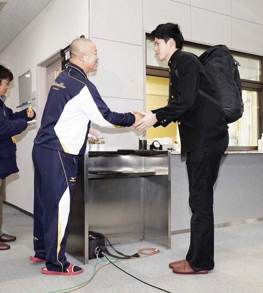 【画像・写真】入寮し田村寮長と握手する佐々木朗希（撮影・長久保　豊）