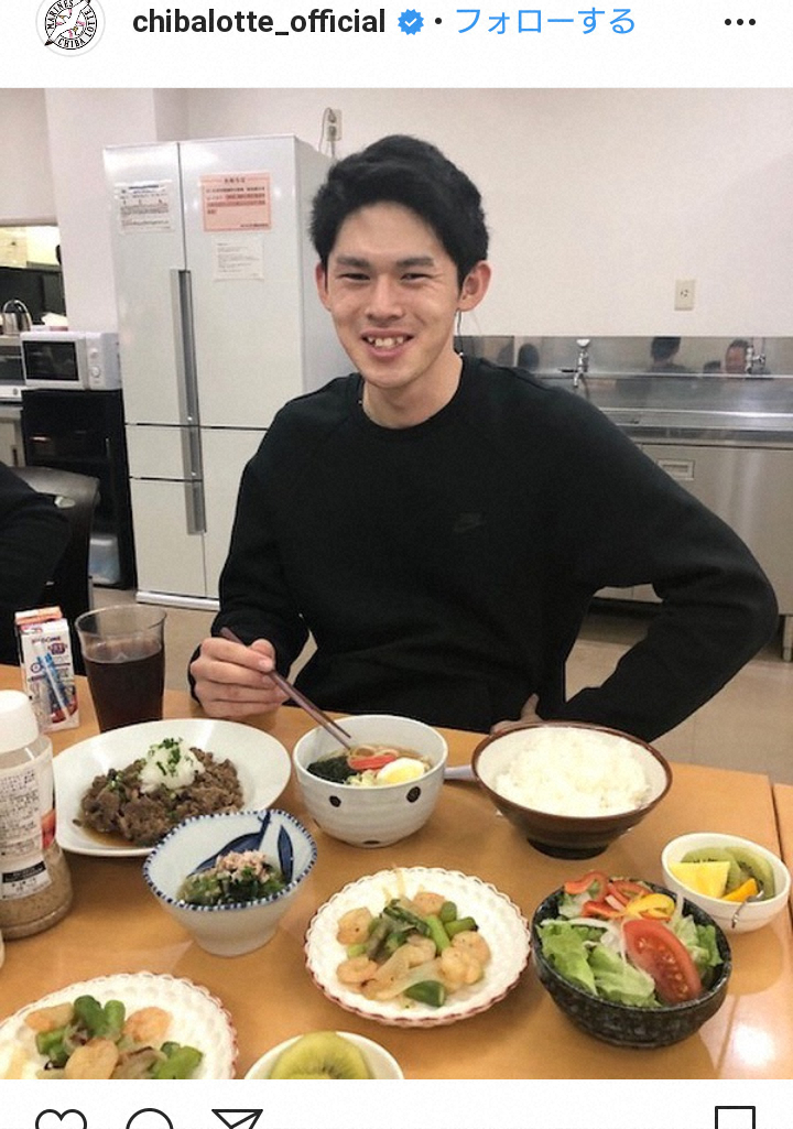 【画像・写真】ロッテ・佐々木朗希　夕食の様子に「めちゃめちゃ飯食うやんけ」「ご飯の量がスゴい（笑）」