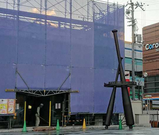 【画像・写真】甲子園駅前に姿を見せたバットのオブジェ。後方は建設中の「チームショップ・アルプス」