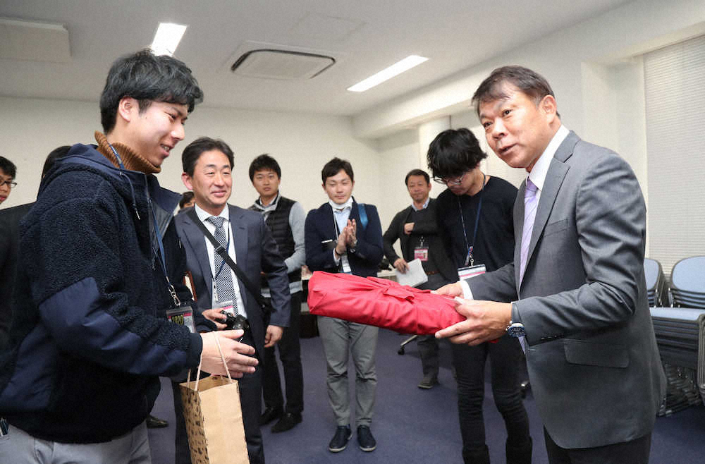 【画像・写真】報道陣から還暦のお祝いを贈呈される西村監督（右）（撮影・後藤　正志）