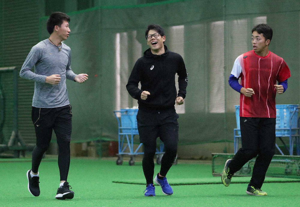 【画像・写真】ランニングで汗を流す（左から）橋本、育成・松田、岡林（撮影・椎名　航）