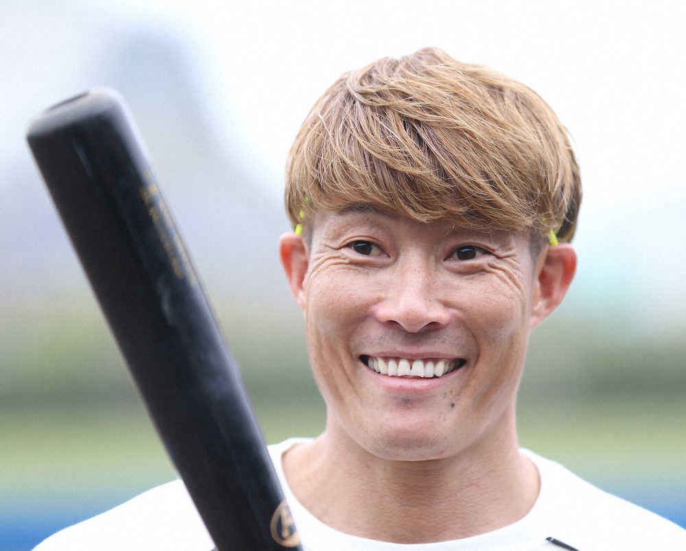 【画像・写真】囲み取材で笑顔をみせる糸井（撮影・坂田　高浩）