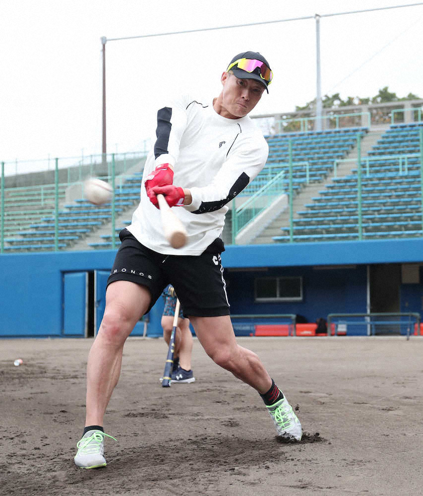 【画像・写真】ロングティーをする糸井（撮影・坂田　高浩）