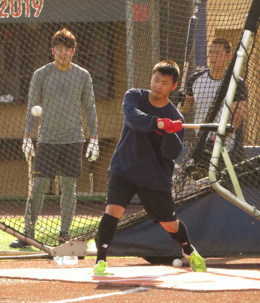 【画像・写真】青木（中央）の打撃練習を見つめる村上（左）と中山（撮影・奥田秀樹通信員）