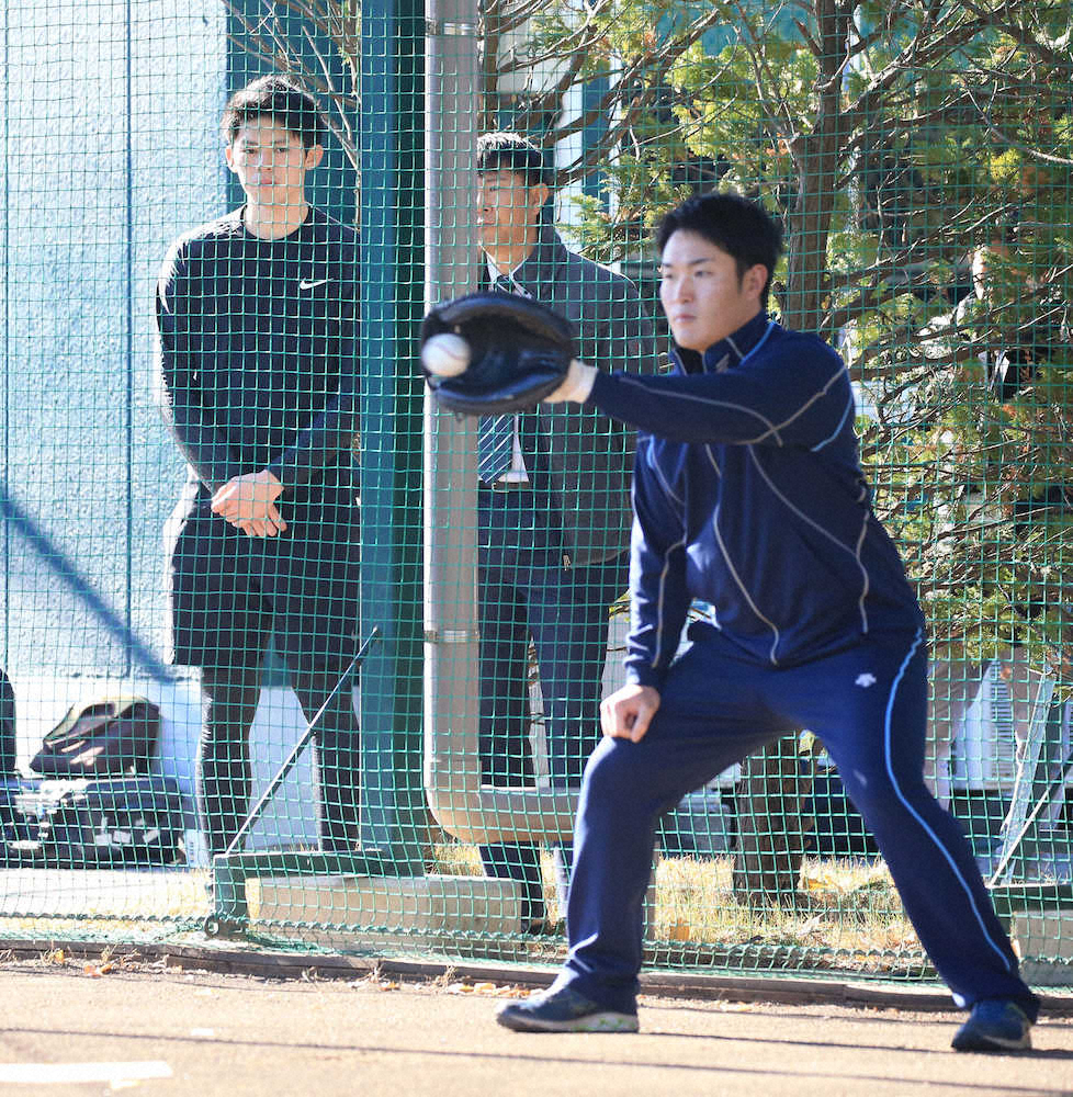 【画像・写真】ブルペンを見つめる佐々木（左）（撮影・西尾　大助）