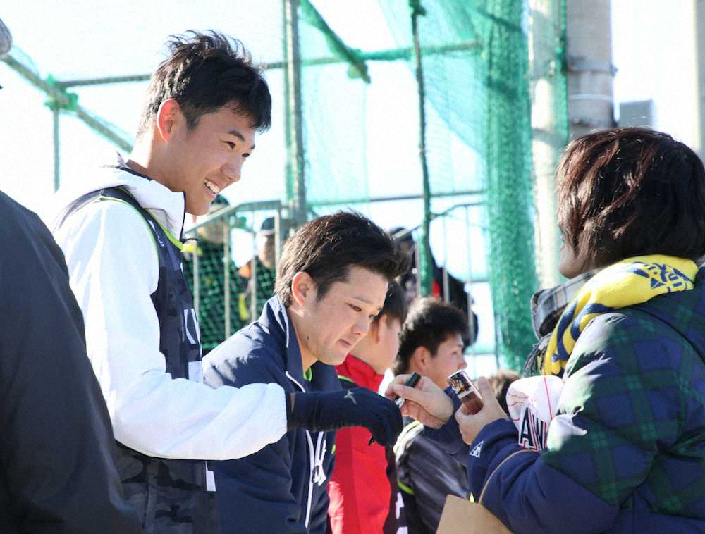 【画像・写真】ファンサービスで笑顔を見せる奥川（撮影・村上　大輔）