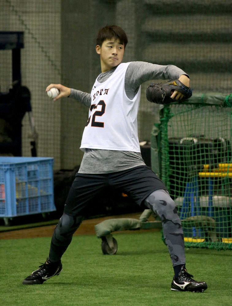 【画像・写真】キャッチボールをする堀田（撮影・森沢裕）