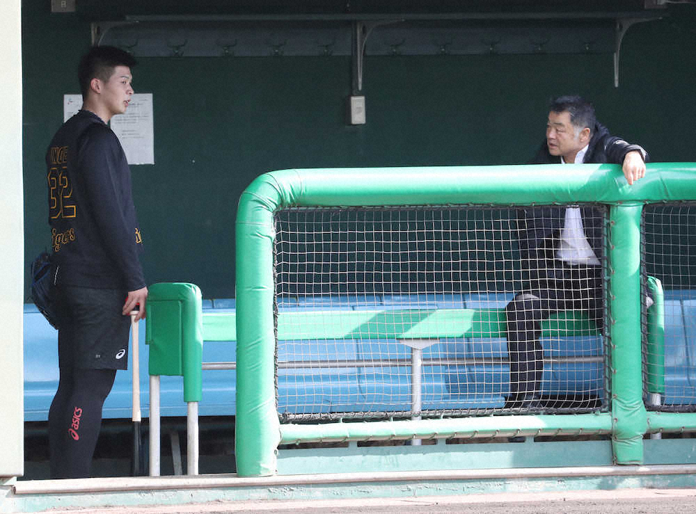 【画像・写真】川藤OB会長（右）の激励を受ける井上（撮影・奥　調）