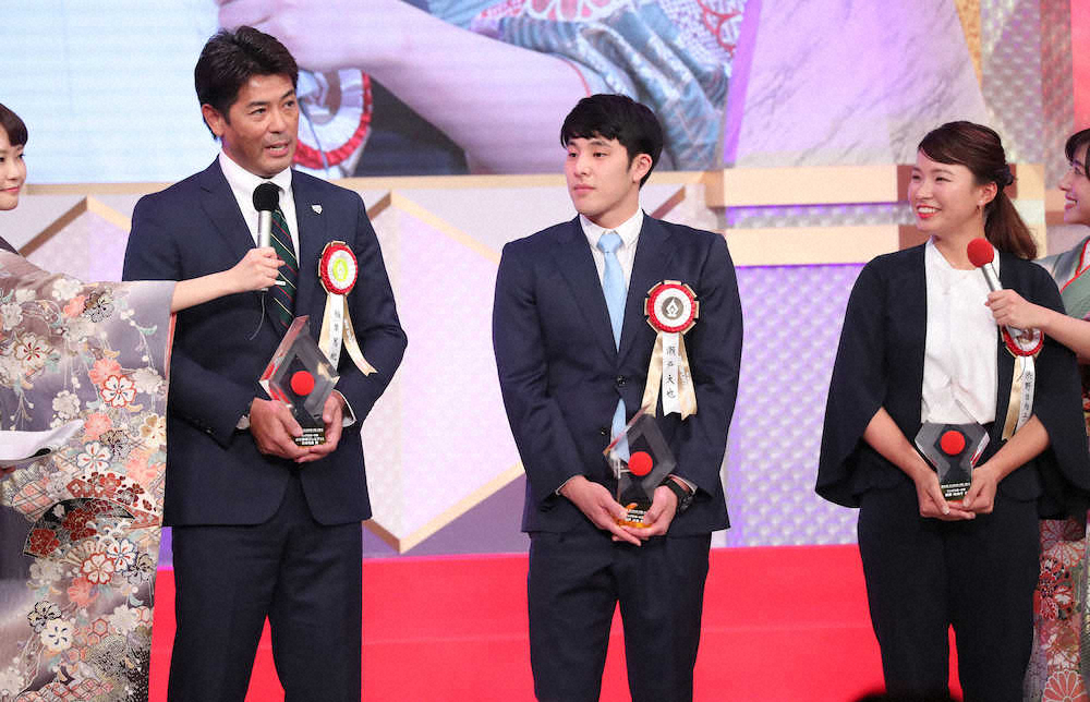 【画像・写真】ビッグスポーツ賞を受賞し、喜びを語る野球・稲葉篤紀監督（中央は競泳・瀬戸大也、右はゴルフ・渋野日向子）（撮影・吉田　剛）