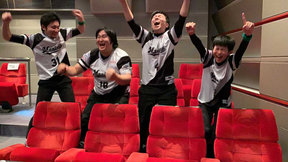 優勝の瞬間、喜びを爆発させるロッテナイン　（C）Nippon　Professional　Baseball　/　（C）Konami　Digital　Entertainment