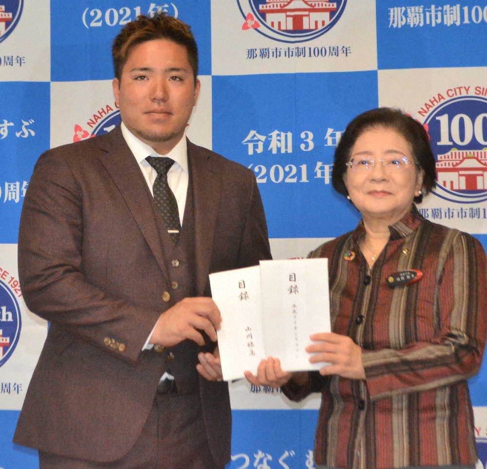 【画像・写真】西武・山川、4番キング宣言で首里城と復活だ!!焼失から再建目指す故郷へ支援金