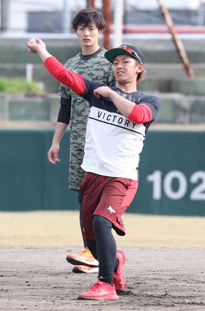 【画像・写真】ソフトB・今宮　フリー打撃で柵越え連発「今年は20本を目標に」