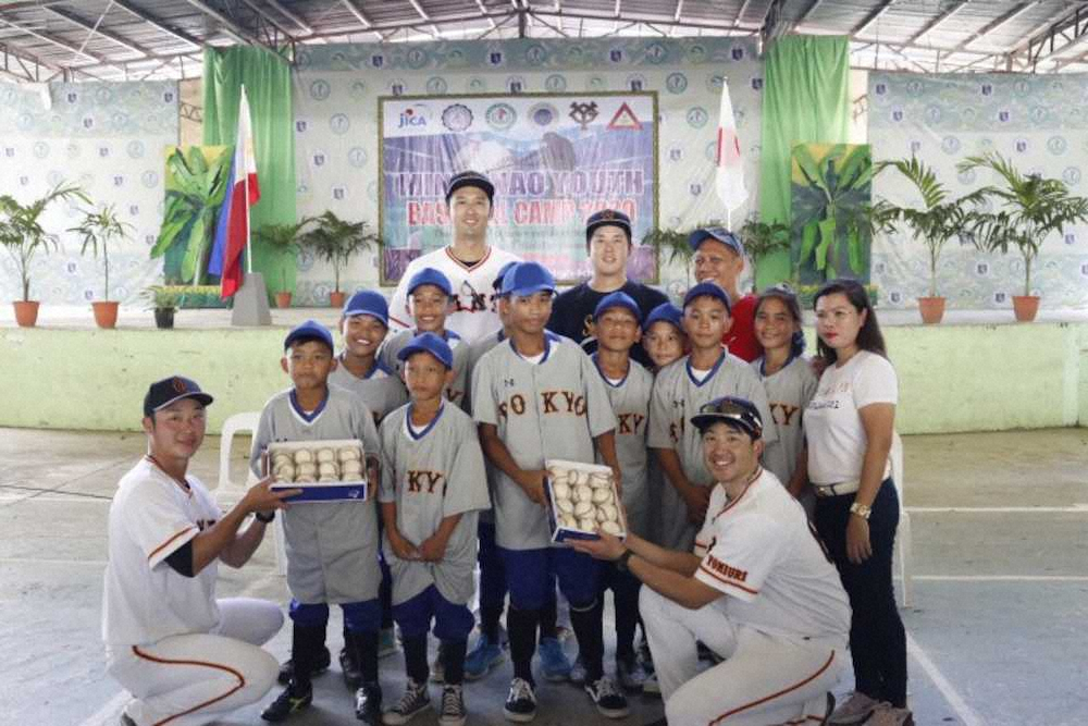 巨人が主体となってフィリピンで行った野球教室では、練習で使った硬式球480球を贈呈