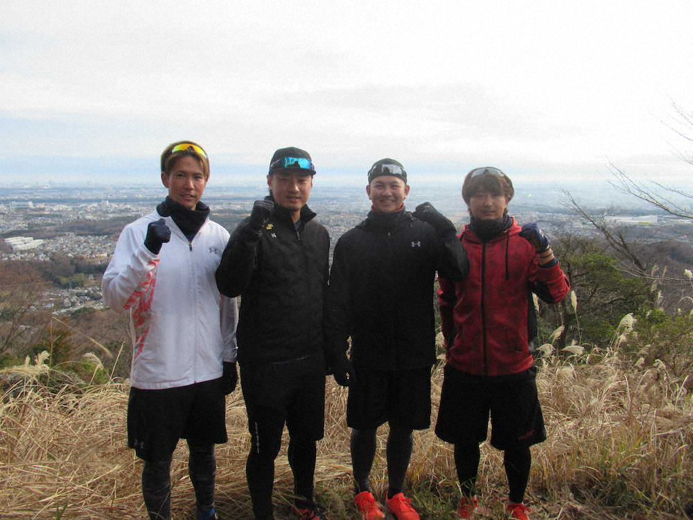 白山の頂上でポーズを決めるDeNAの（左から）古村、石田、山崎、三嶋