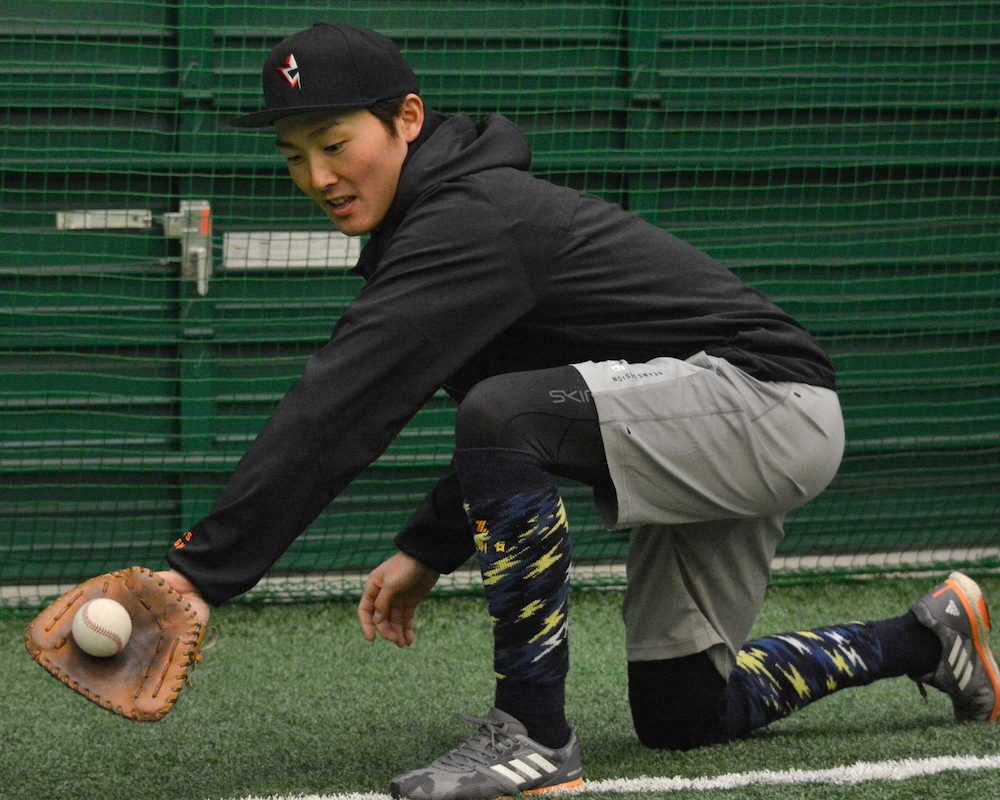 自主トレで底のないグラブを使用し球のハンドリング練習をする西武・源田