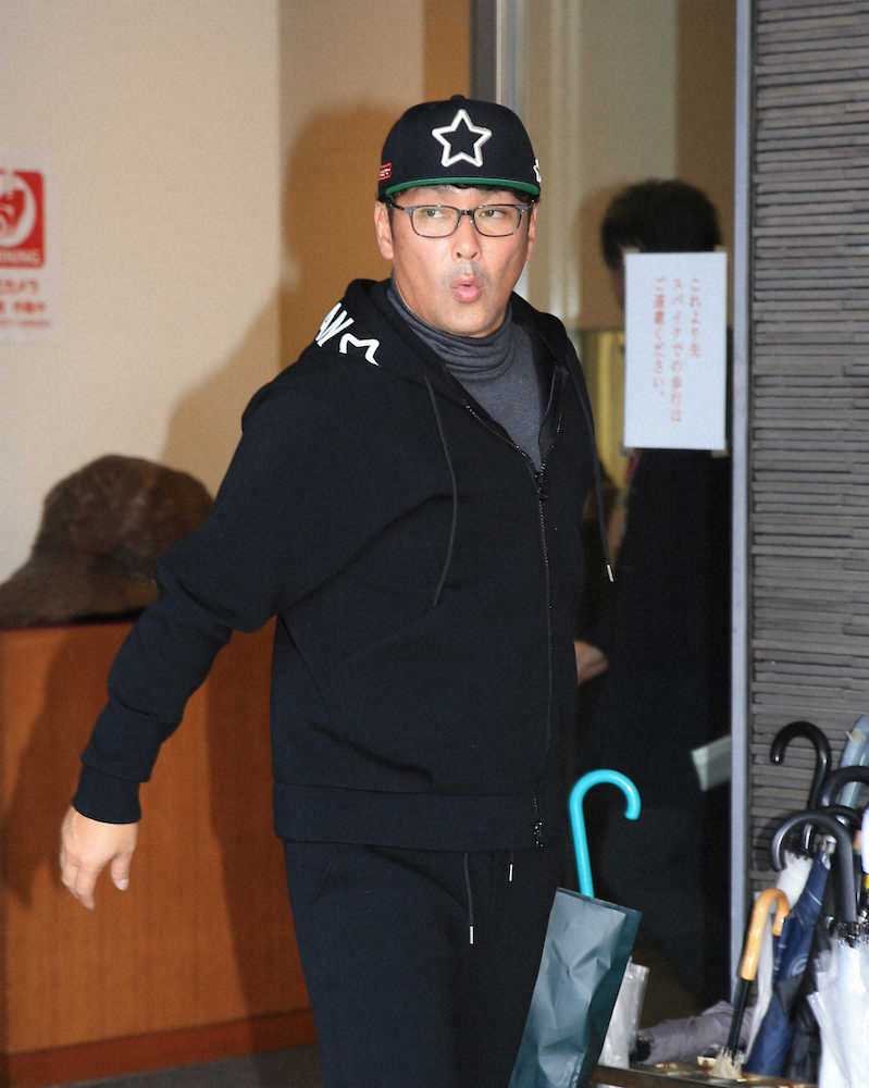 【画像・写真】＜巨人新人合同自主トレ＞クラブハウスを後にする元木ヘッド　（撮影・白鳥　佳樹）